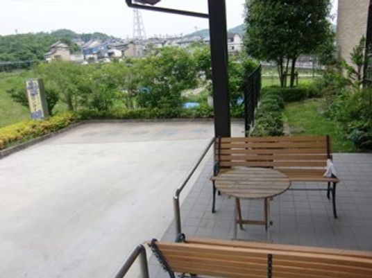 テラスと緑の景色