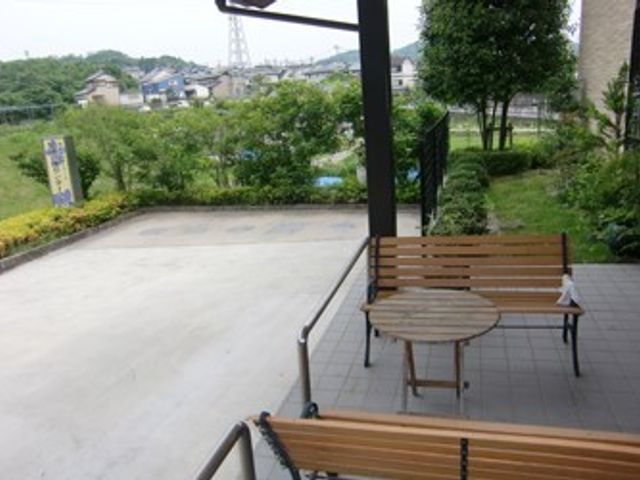 テラスと緑の景色 テラス 木製ベンチが備わったテラスです。静かな環境で心休まるひとときを過ごせます。