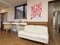 明るい居室の内観