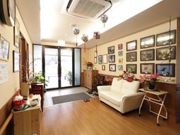 明るいエントランスの様子