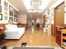 廊下の明るい風景