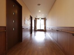 手すり付き明るい廊下