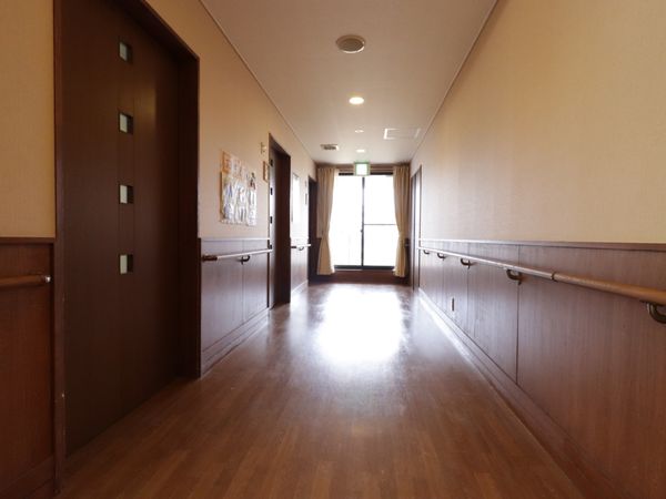 手すり付き明るい廊下