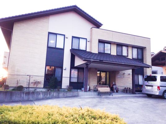 落ち着いた外観の建物  