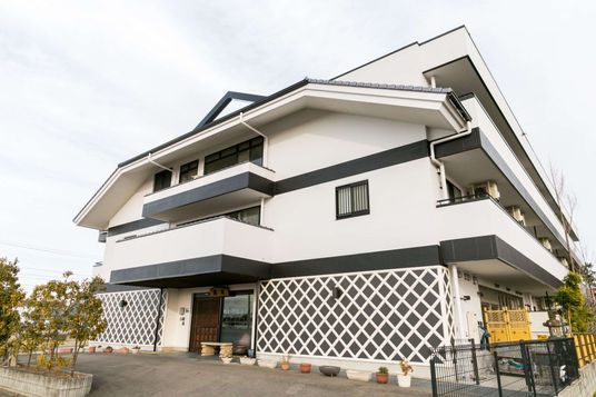 モダンな外観の建物