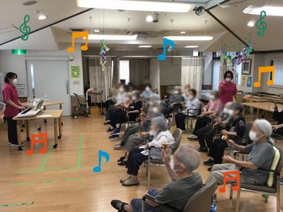 音楽を楽しむ様子の室内