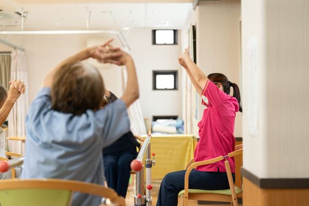 体操をする人々の部屋