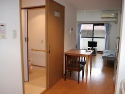 木のテーブルがある居室