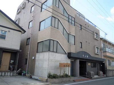 モダンな外観の建物