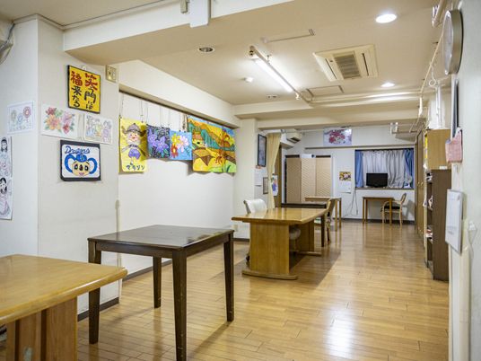 作品が飾られた部屋