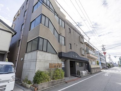 シンプルな建物の外観