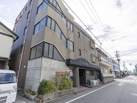 シンプルな建物の外観