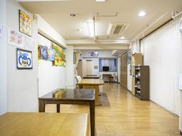 絵画が飾られた廊下