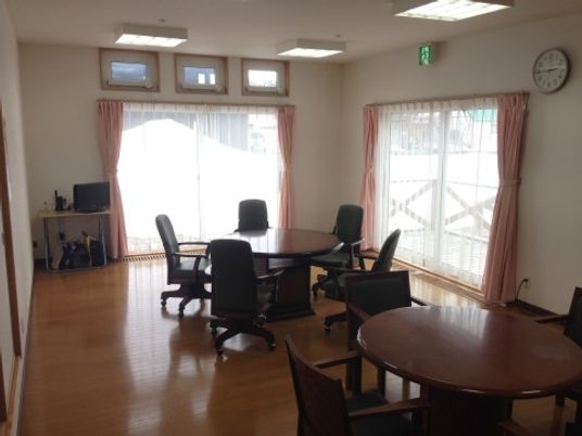 明るい会議室内部