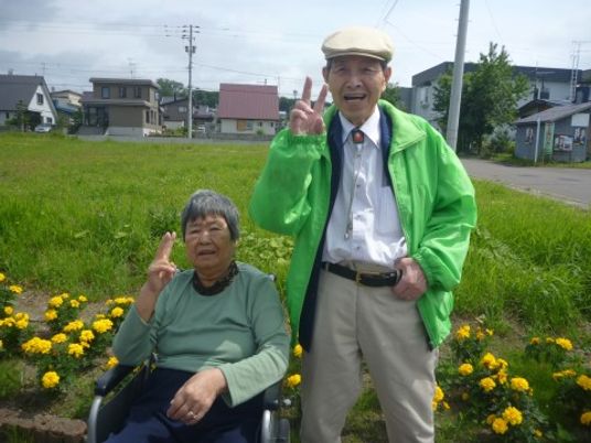 笑顔の老人二人と庭