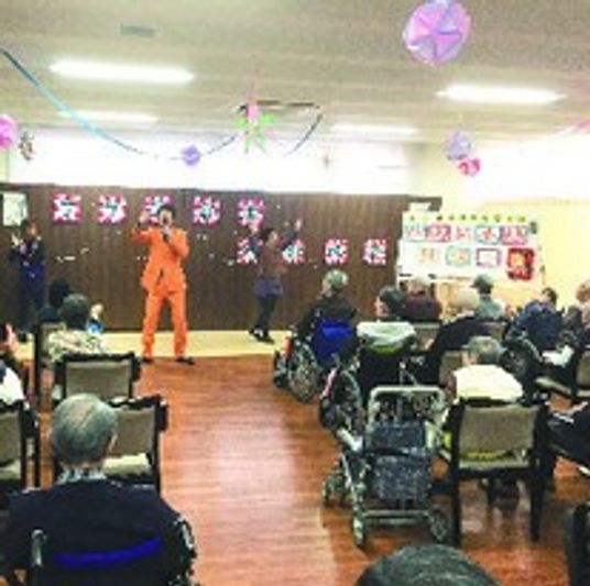 楽しむ人々が集う部屋