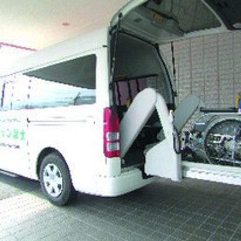 車椅子用の送迎バス