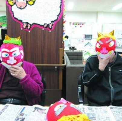 仮装した二人が座る室内