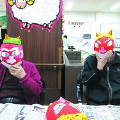 仮装した二人が座る室内