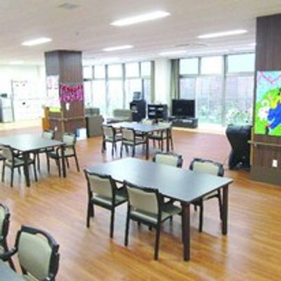 自然光が差し込む交流スペース