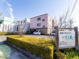 明るい外観と看板