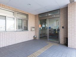 明るいエントランス風景