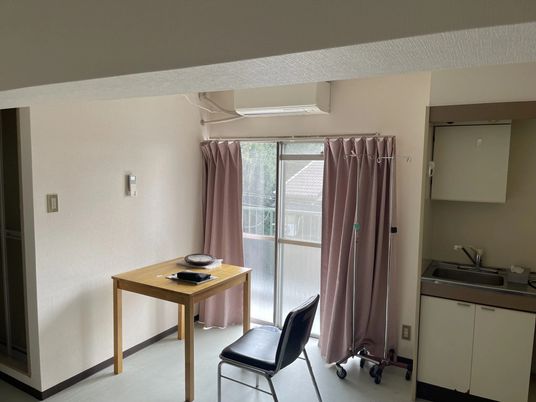 明るい居室のテーブル  