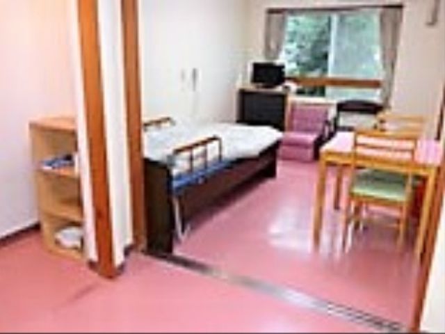 居心地の良い居室 居室 ゆったりとした空間で、個々のプライバシーに配慮された居室です。日中の明るい光が差し込み、快適で落ち着いた時間をお過ごしいただけます。