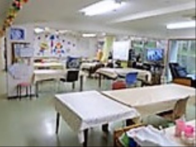 多目的に使える広々空間 食堂 広くて柔軟な利用が可能な明るい空間で、レクリエーションや共同生活の場として用途多彩です。テーブル周りでは様々な活動が実施され、利用者の皆様の交流の中心となっています。