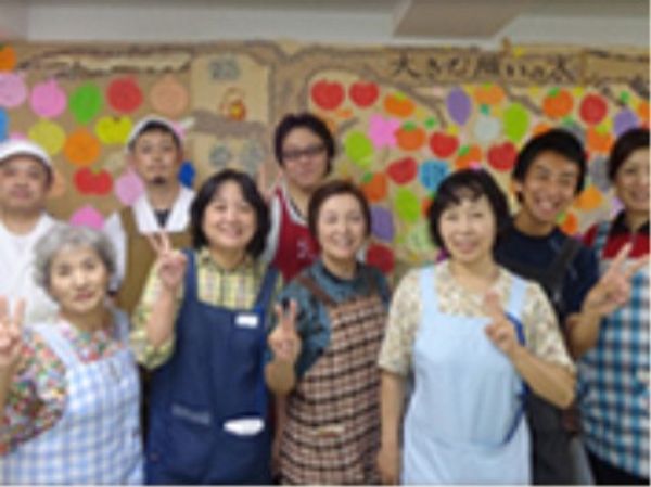 笑顔のスタッフと利用者