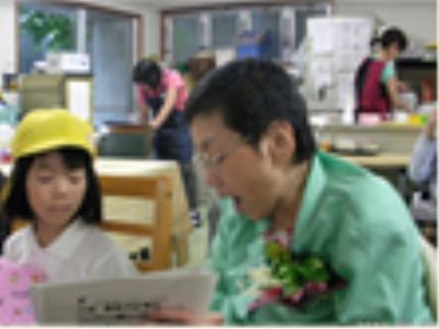 活動する人々の様子
