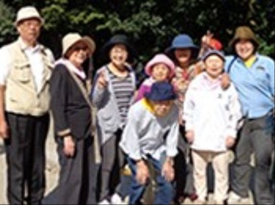 仲間と楽しげな様子