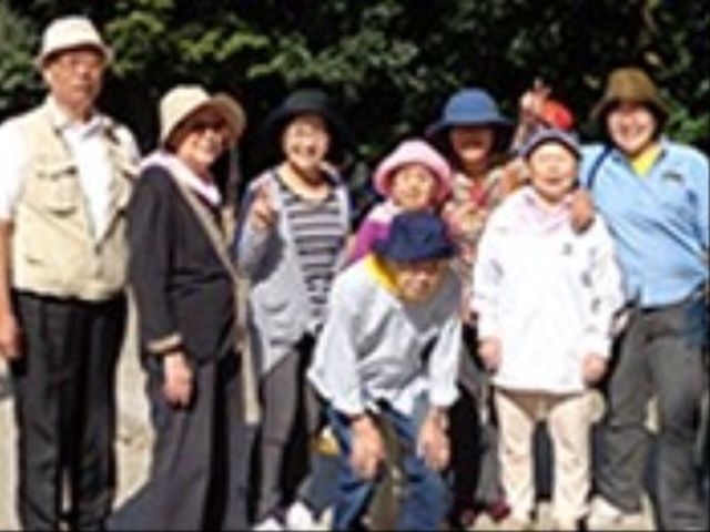 仲間と楽しげな様子 集合写真 笑顔あふれるスタッフとのふれあいが、ここでの楽しい日々を予感させます。温かい人間関係が魅力の一つです。