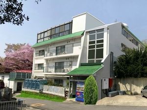 緑豊かな外観の建物