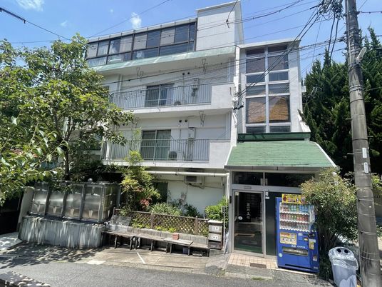 緑に囲まれた施設外観  