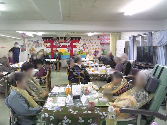 食事中の食堂  
