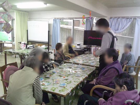 談笑する多目的室  