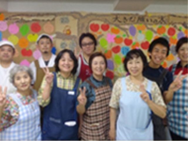 笑顔の集合 スタッフ 元気なスタッフと利用者様が一緒に写る姿を見て、暖かい雰囲気の職場環境をご感じいただけます。笑顔いっぱいで明るい未来を私たちと作りませんか。