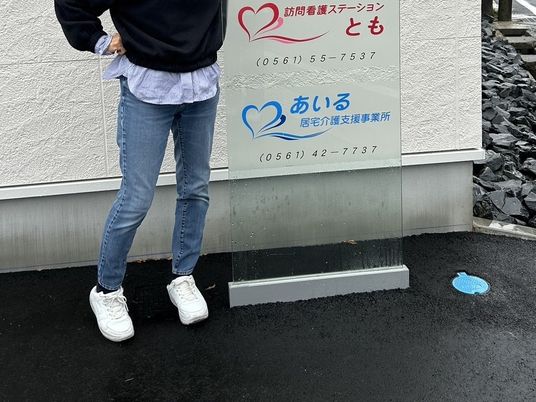 案内看板の前に立つ人  