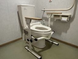 手すり付きのトイレ