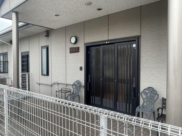 落ち着いた雰囲気の外観 外観 日当たりの良いバルコニーからのアプローチが魅力です。静かで過ごしやすい施設です。