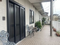ベンチがある外観