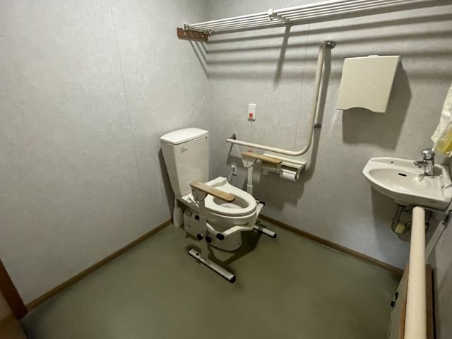清潔で使いやすい設備のトイレ トイレ 安全で快適に使える設備が整ったトイレです。十分なスペースが確保され、利用しやすいデザインとなっています。