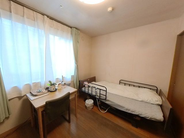 明るい居室 居室 広々とした居室は、明るい自然光に包まれています。落ち着いた雰囲気で、快適に過ごせます。