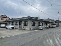 低層の建物外観