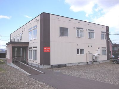 明るい外観の建物