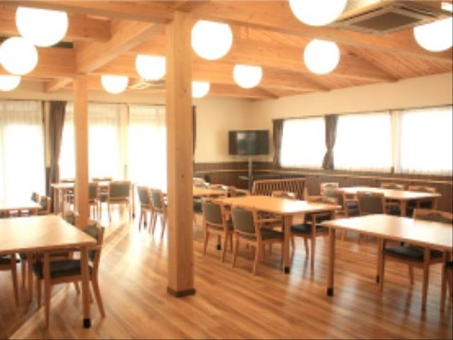 広々とした食堂スペース 食堂 明るく開放的な食堂で働きませんか？木のぬくもり感じる環境で、一緒に居心地の良い空間を提供しましょう。