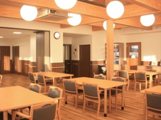 清潔で広々とした食堂