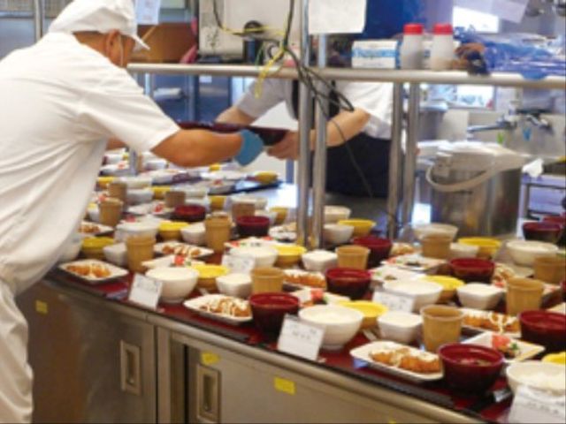 丁寧な食事提供サービス 食堂 質の高い食事サービスを目指し、私たちは一緒に働ける仲間を募集しています。あなたの手で、温かい食事を届けませんか。