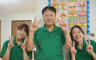 笑顔のスタッフ三人